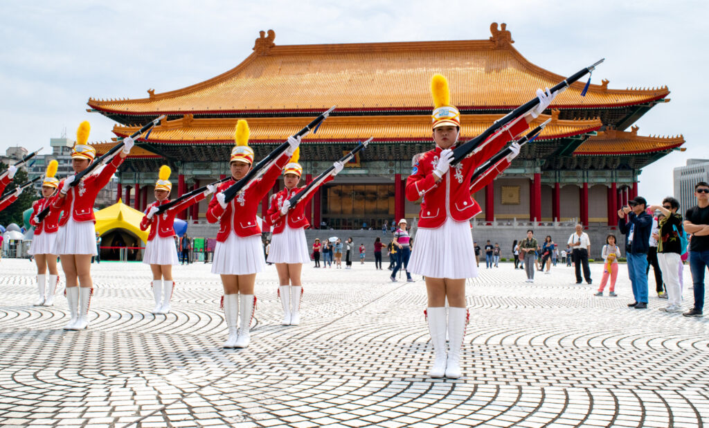 Drillpiker med våpen og militær presisjon på en stor plass i sentrum av Taipei.