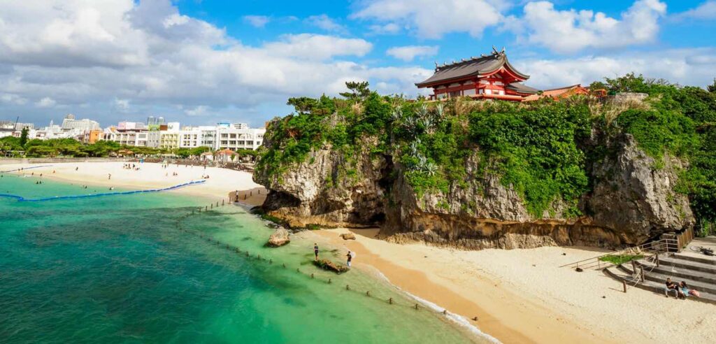 Denne stranden ligger sentrralt i hovedstaden Naha på Okinawa