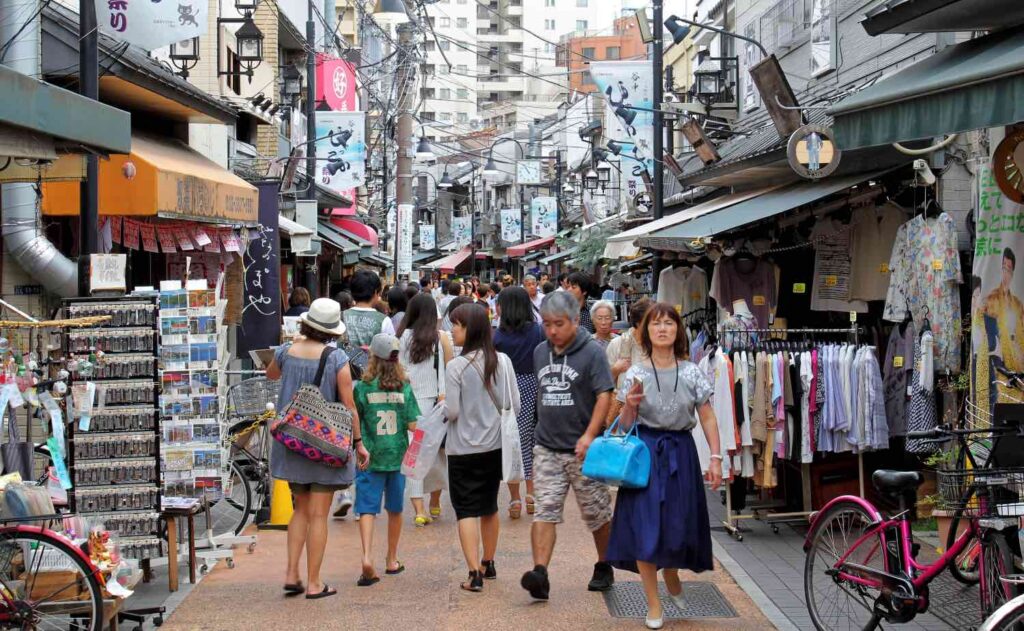 Tokyo gamle originale bydel:  Yanaka Ginza med lokale butikker og masse mennesker.